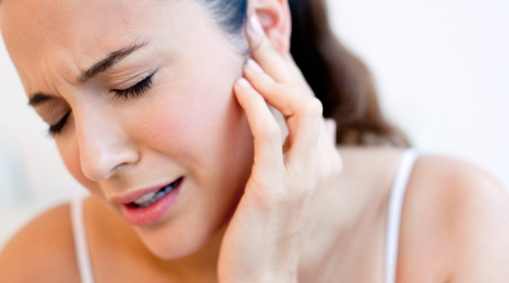 Mal di orecchio in estate: consigli per prevenirlo